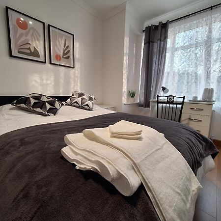 Hotel Uplands Grove Bungalow Wolverhampton Zewnętrze zdjęcie