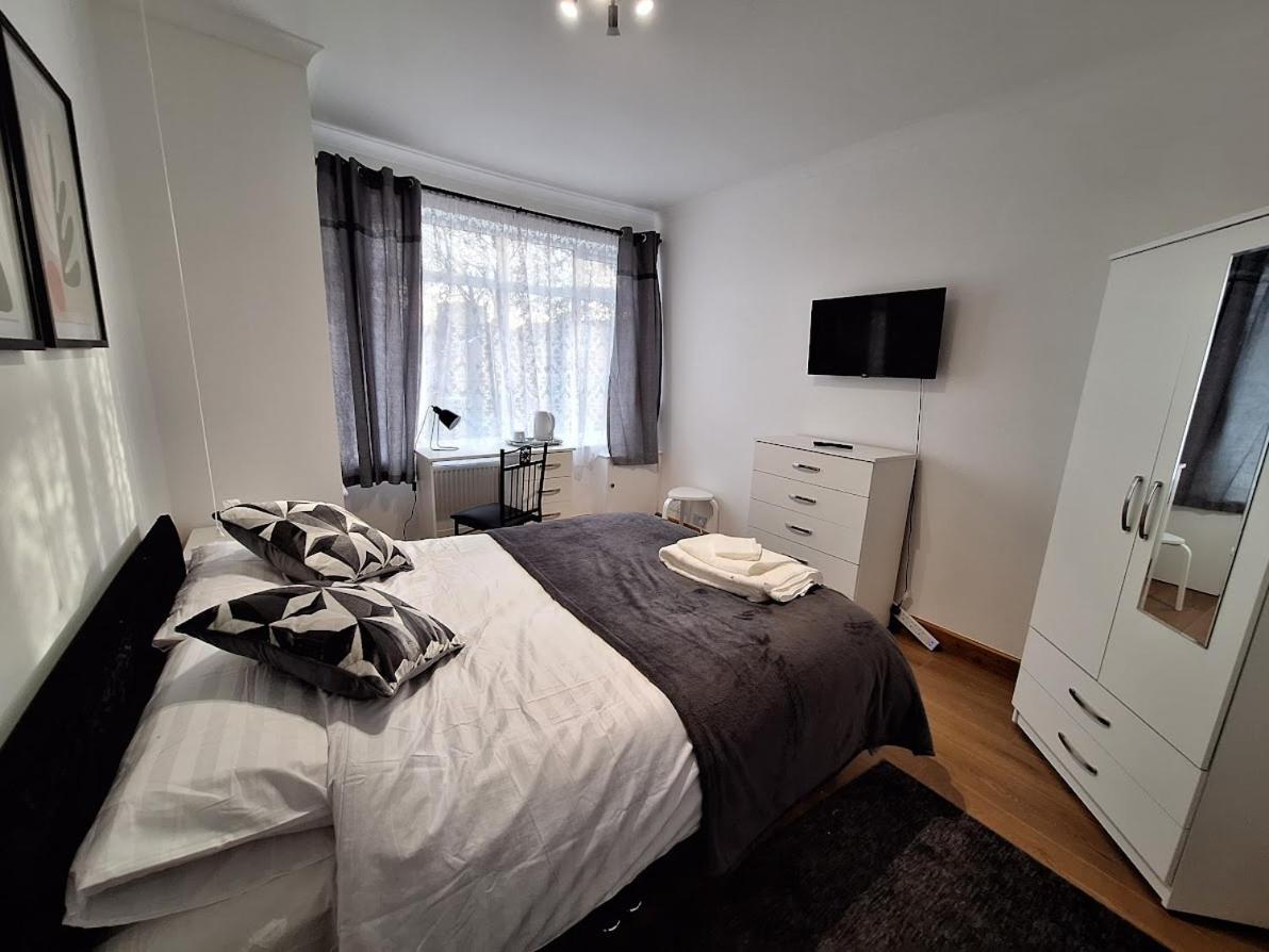 Hotel Uplands Grove Bungalow Wolverhampton Zewnętrze zdjęcie